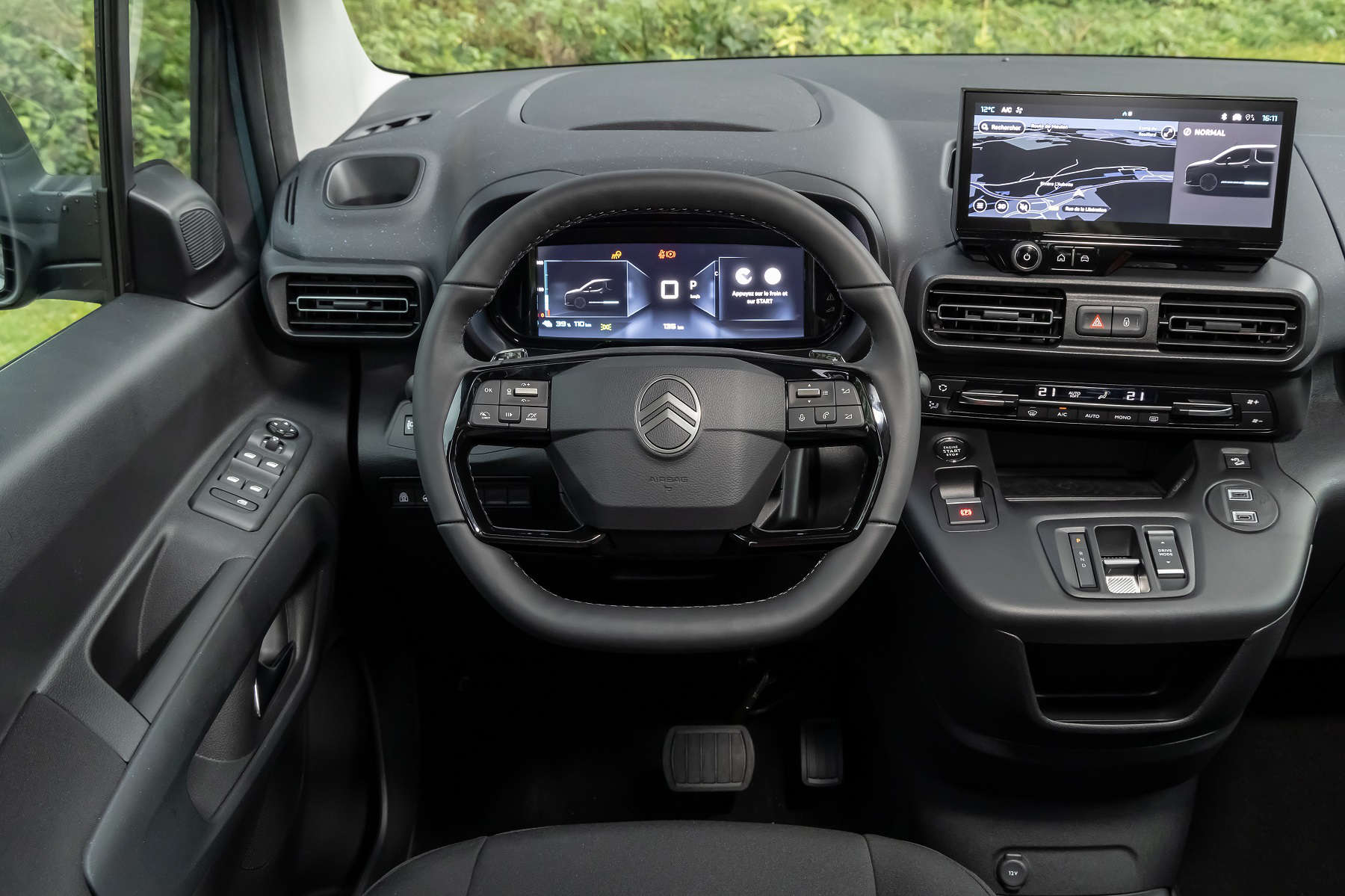 Новий CITROЁN Berlingo, місце водія