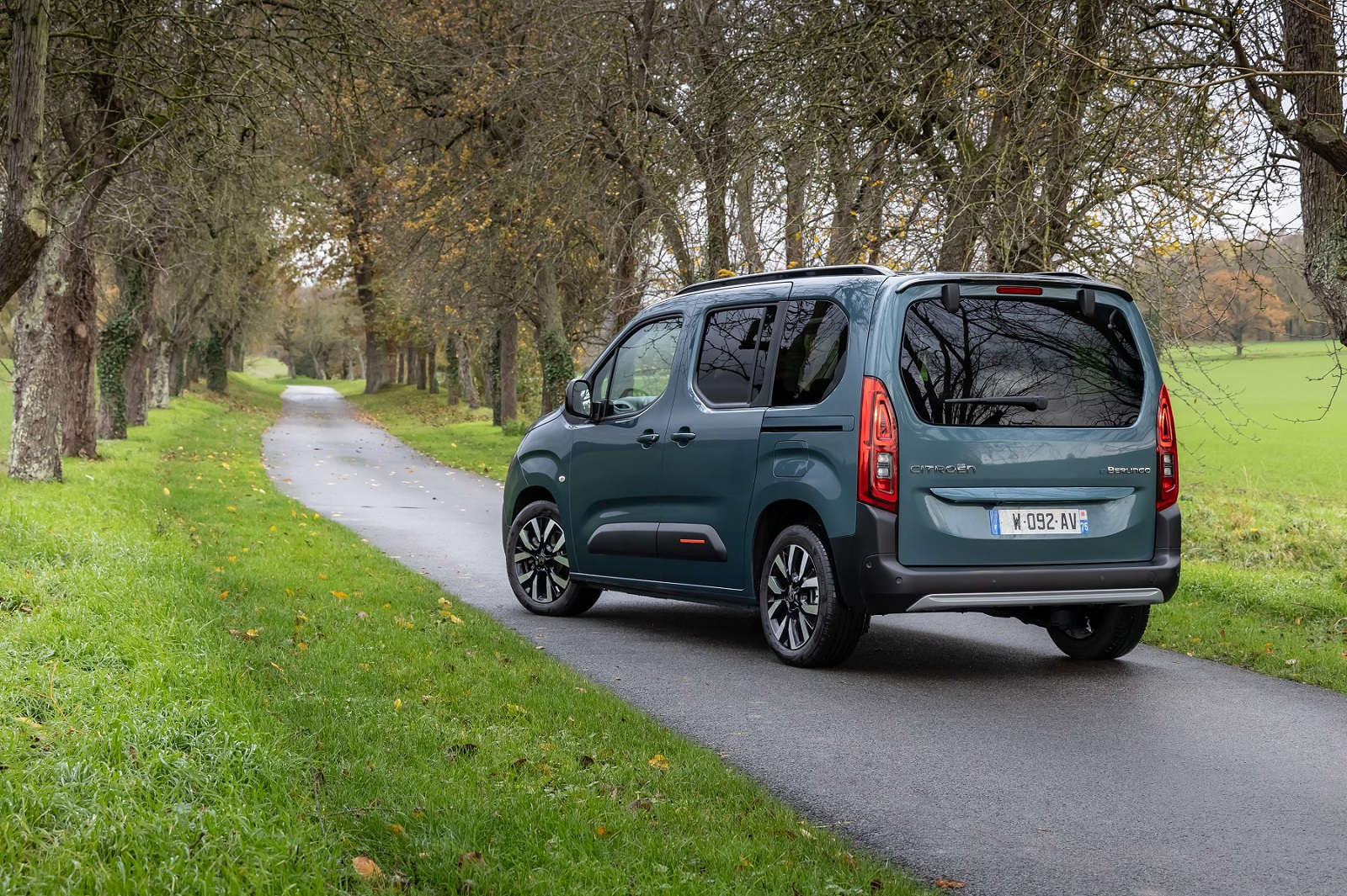 Новий CITROЁN Berlingo, вигляд ззаду з лівого боку
