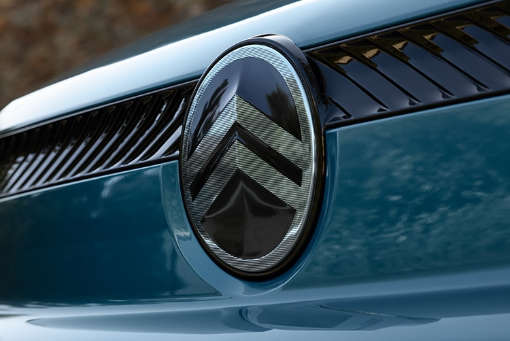 Емблема Citroen на радіаторній решітці нового Citroen Berlingo